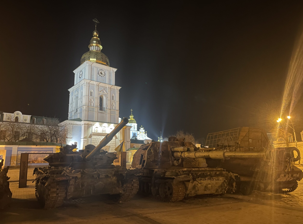 A un año de la invasión rusa a Ucrania: Vivir una vida “normal” en estado de guerra en Kyiv