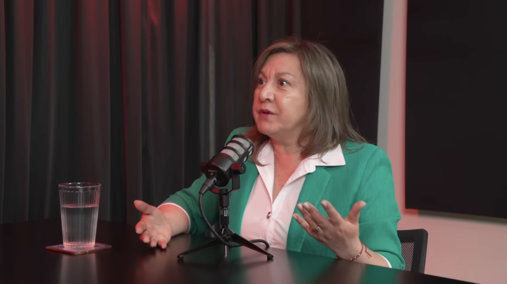 «Llevamos décadas esperando que pavimenten la carretera austral y seguimos esperando»: Geoconda Navarrete, la exintendenta que quiere hacer la pega desde el Congreso
